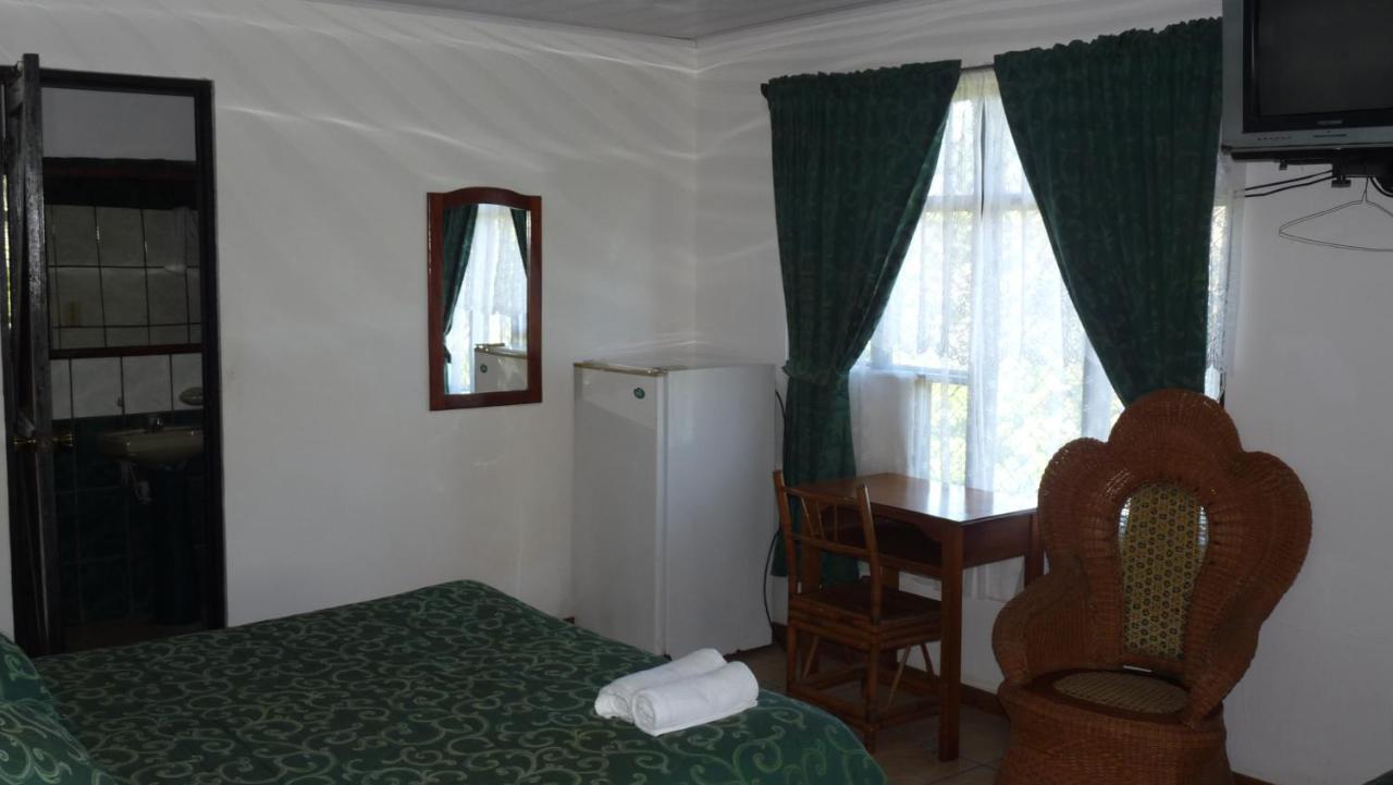 Hotel Arboleda Quepos Bagian luar foto